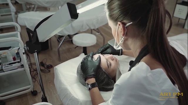 Перманентный макияж бровей магнумом