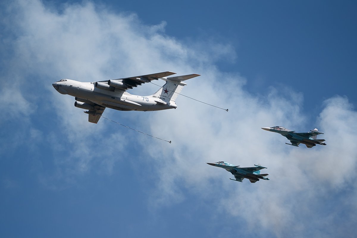 Дозаправка. Ил 78 Рязань. Су-34 ил-78. Авиабаза Дягилево самолёт ил-78. Самолеты заправщики ВВС России.