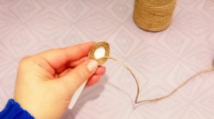 Из обыкновенной пластиковой бутылки из под шампуня, можно сделать нужную и красивую вещь доя дома.