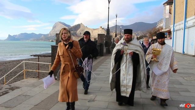 Пляж и набережная в городе Судак. Праздник Крещения Господня