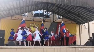 Невель.Танец обманутых поколений 22.08.2022 в День флага России.Псковская обл.