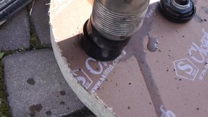 Мастер по ремонту насосов для скважин и колодцев проводит дефектовку GRUNDFOS, разборка диагностика