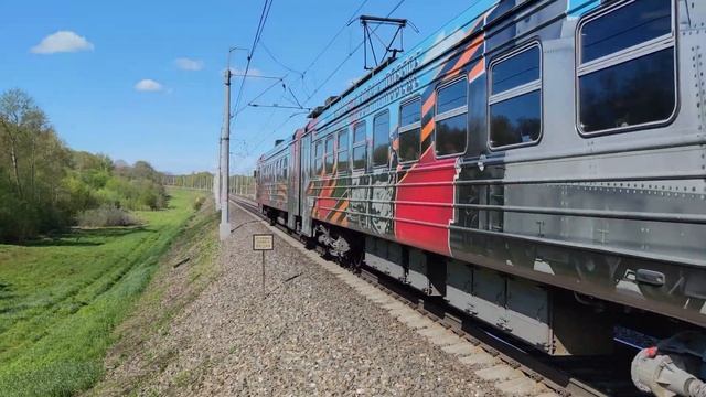 Железная дорога. Электропоезд ЭД4М-0439 в стилистике Дня победы. (4k video)