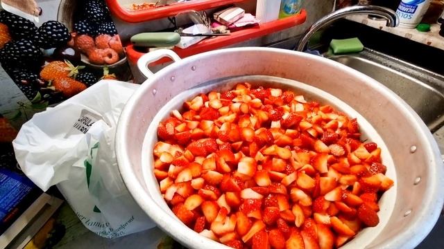 Италия, муж готовит морепродукты, прогулка, красота, обработка фруктов смотреть онлайн