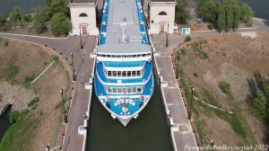 Пассажирский теплоход М. Литвинов  заходит в 6й шлюз ВДСК