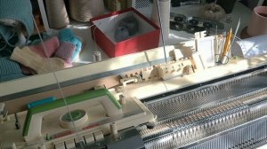 Носочки для новорожденного без шва на вязальной машине.