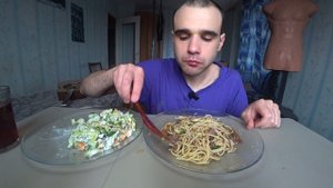 МУКБАНГ АСМР СПАГЕТТИ С МЯСОМ - ТУШЕНКОЙ, В ОБЖАРКЕ / СОУС/ САЛАТ ОВОЩНОЙ/ EATING ASMR Mukbang #725