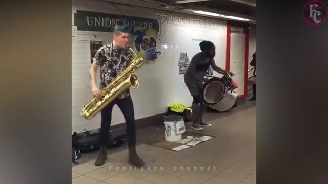 ИГРА НА САКСОФОНЕ В ПЕРЕХОДЕ | PLAYS THE SAXOPHONE IN TRANSITION