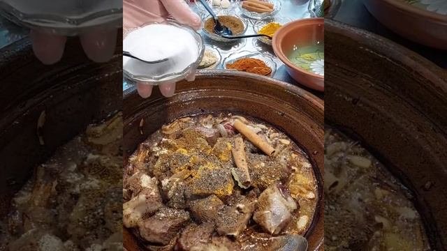 тажин оригинальный с сочным мяготью говядины и свежими овощами тушенные в тажине
