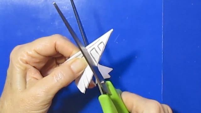 Три способа вырезания снежинок на Новый год. смотреть онлайн