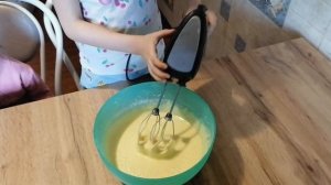 БИСКВИТНЫЕ КЕКСЫ С КЛУБНИЧНОЙ НАЧИНКОЙ