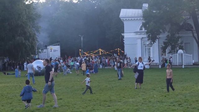 Санкт-Петербург Елагин Остров Дети играют катают огромные шары в парке