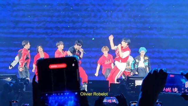 Stray Kids @ Lollapalooza in Paris - Super bowl | Fancam смотреть онлайн