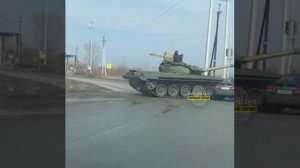 В Нижнем Тагиле танк Т-72 протаранил легковушку, которая хотела проскочить на «красный».