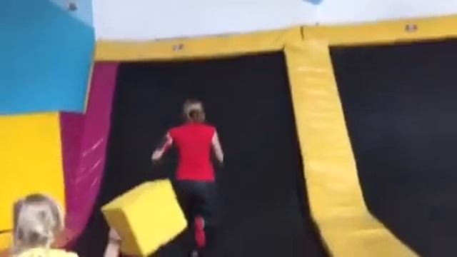 Батутный центр Небо смотреть онлайн