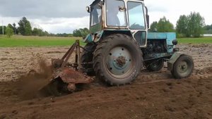 Юмз 6 фрезерує болотною фрезою, часів СССР