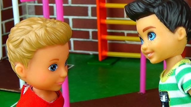 ТАНЕЦ ПОДАРОК! НА УРОКЕ ФИЗКУЛЬТУРЫ. Школа Барби - Играем в куклы смотреть онлайн