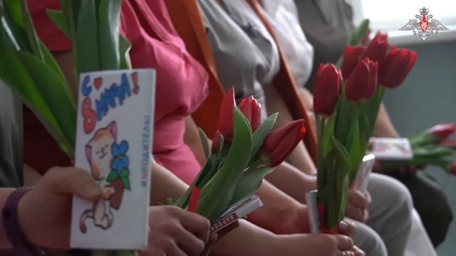 Военнослужащие ЦВО поздравили медиков и местных жительниц Донбасса с Международным женским днем