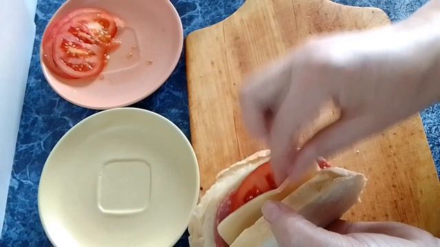 Горячий батон с колбасой и сыром смотреть онлайн