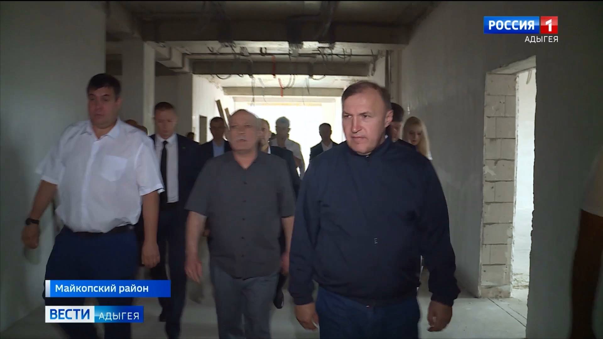 Глава Адыгеи Мурат Кумпилов осмотрел строящееся здание школы в посёлке Табачном