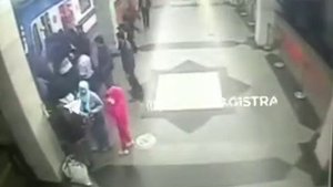 Мужчина упал под поезд в Ташкентском метро. Он торопился попасть в отъезжающий вагон