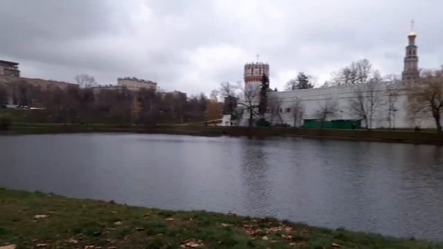 Москва 3398 парк Новодевичьи пруды у Новодевичьего монастыря осень день
