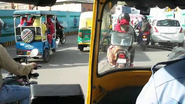 Поездка на моторикше в Индии смотреть онлайн