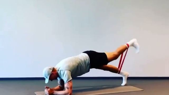 Стоя в планке на локтях поднимать прямую ногу в натянутой резине смотреть онлайн