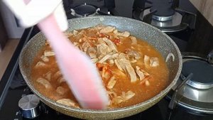 Азу по-татарски с солеными огурцами из свинины.