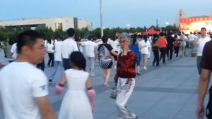 Зарядка в городском парке  Дацин. Китай