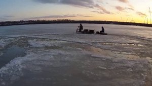 Мотобуксировщик Ураган Тайга с лыжным модулем в наледи, крутой дрифт