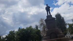 Площадь революции с памятником Ленина в центре города Самаре / Куйбышеве весной утром прогулка