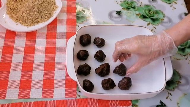 Невероятная вкусняшка без муки и выпечки... Берём лишь печенье и сгущёнку... смотреть онлайн