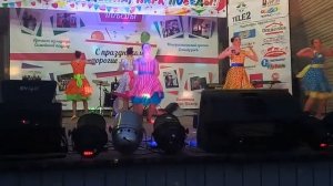 Классный танец под песню жёлтые ботинки!