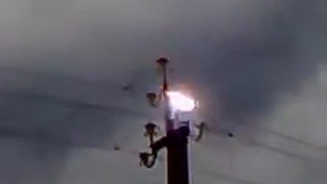 молния попала в высоковольтную линию смотреть онлайн