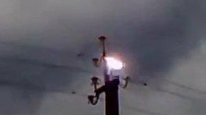 молния попала в высоковольтную линию