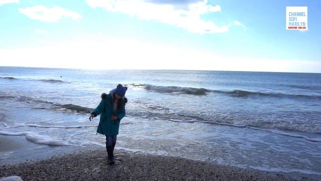 Minifilm. Black sea in spring. Single - Green waves.