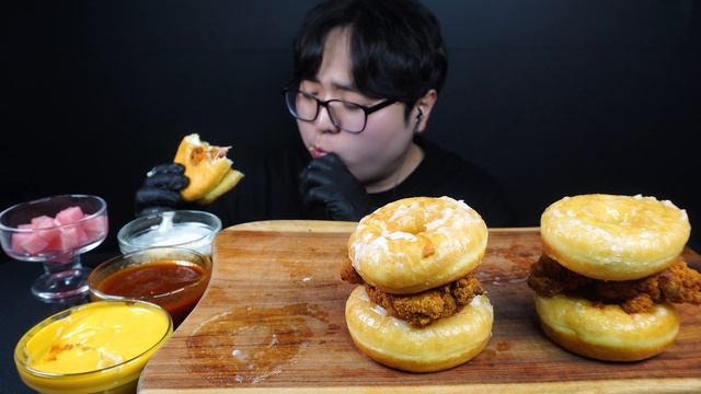 SUB) 🍔글레이즈 도넛 & 🍗치킨 패티로 만든 샌드위치 먹방 ASMR FRIED CHICKEN SENDWICHS CHALLENGE MUKBANG смотреть онлайн