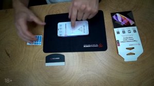 Инструкция по поклейке защитной гидрогелевой плёнки CrystalMirror с отрывной полоской посередине.