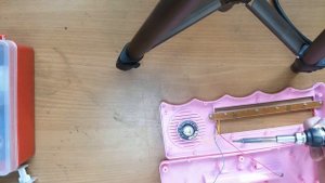 Громко играет динамик китайской игрушки.