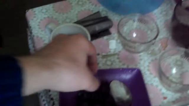 чёрные пельмени с кучей разных соусов)