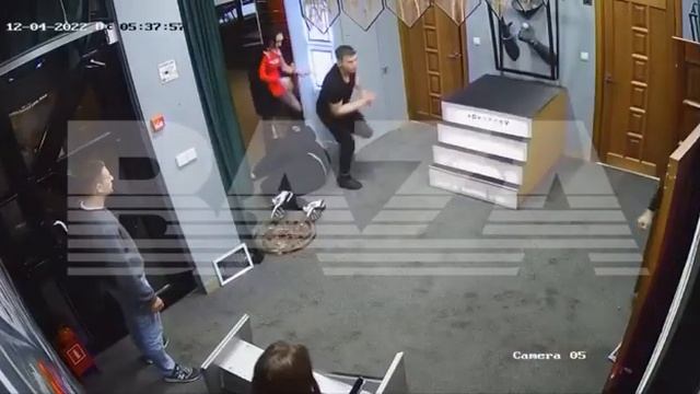 Серьёзные ребята из Люблино, наказали за оскорбление хмыря и охранника караоке-клуб смотреть онлайн