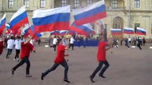 Очень красиво!!! Агитка и флаг-шоу на День флага 2011. Гатчина.
