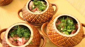 Мясо с грибами в горшочках