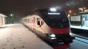 Снегопад в Москве. Электричка опаздывает и летит на платформу Водники МЦД-1 в сторону Москвы