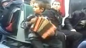 Мальчик поет в электричке!!