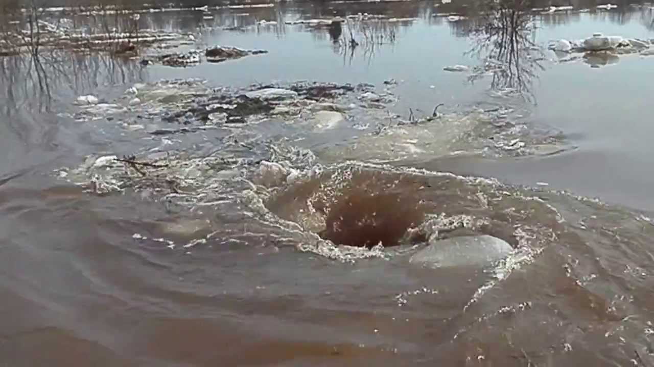 Человек в водовороте