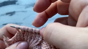 Мастер - класс берет спицами. Вязаный берет. Подробный мк.