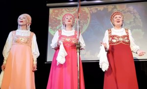 окрасился месяц багрянцем