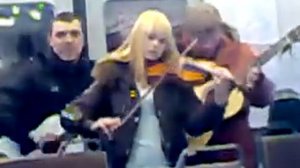 Поют в электричке гр._Алиса_ - Веретено! .flv